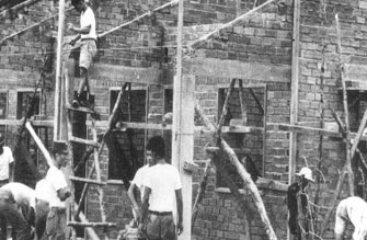 디안군 쯩 초등학교를 짓기 위해 벽돌을 쌓아 올리는 한국군(1966.2.15)