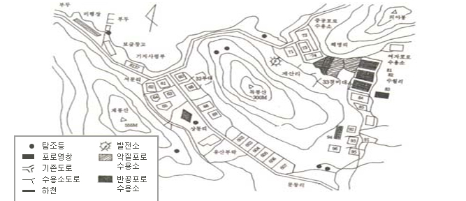 포로수용소 막사 내부전경, 벽면에는 항고가 가지런히 걸려있고, 침구를 정하는 포로