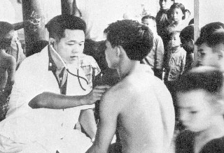 남베트남 주민들을 진요하는 한국군군의관